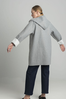 Szary dwurzędowy płaszcz z kapturem