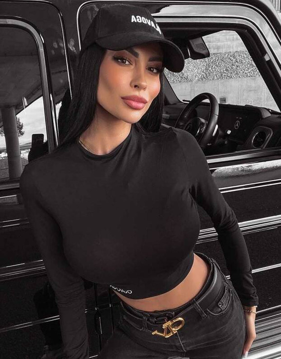 Czarna krótka bluzka LULU OLAVOGA