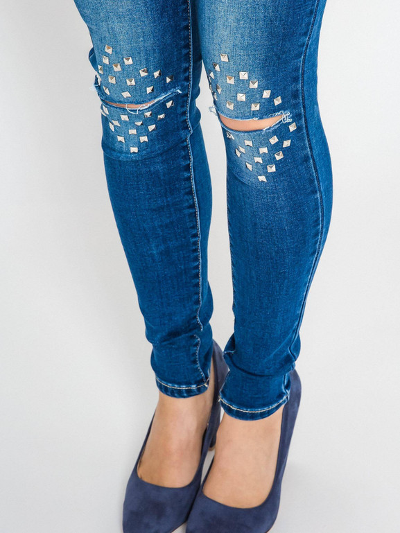 Jeansy zdobione przecięciami i dżetami na kolanach granatowe