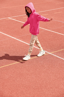 Różowa bluza dziecięca nierozpinana Classic kangurka Fruit of the Loom