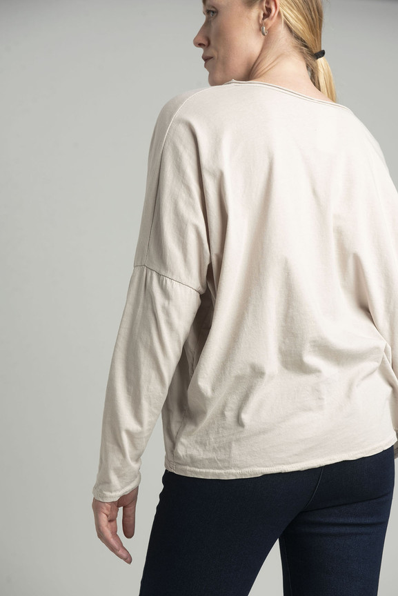 Beżowa bluzka oversize z błyszczącym nadrukiem