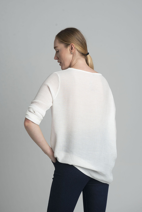 Biała prążkowana koszula z dekoltem V