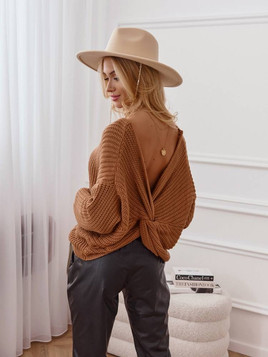 Sweter z głębokim rozcięciem na plecach Cocomore brązowy