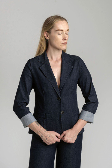 Niebieski jeansowy żakiet jednorzędowy