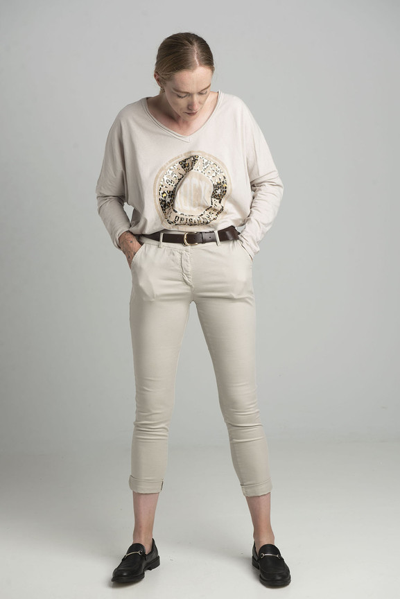 Beżowa bluzka oversize z błyszczącym nadrukiem