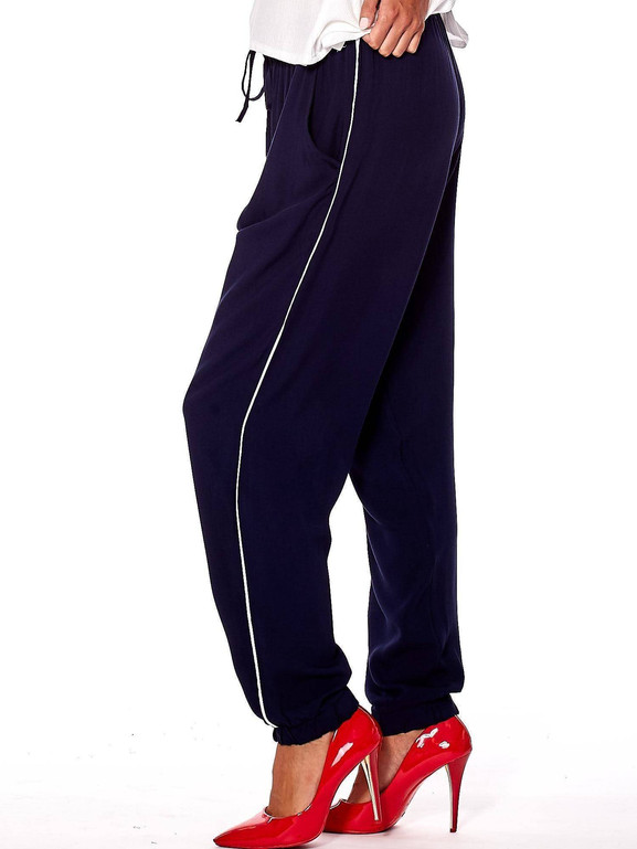 Spodnie typu joggery z lampasami granatowe