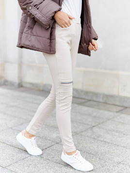 Beżowe spodnie materiałowe przecięcia By o la la