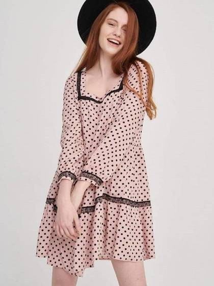 Różowa sukienka w groszki z dekoltem caro Blue Shadow