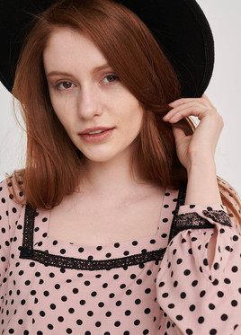 Różowa sukienka w groszki z dekoltem caro Blue Shadow