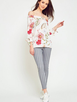 Bluzka w kwiaty z dekoltem carmen biała