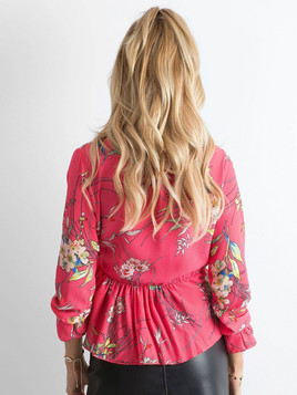 Różowa bluzka z kwiatowej krepy wiązana z przodu