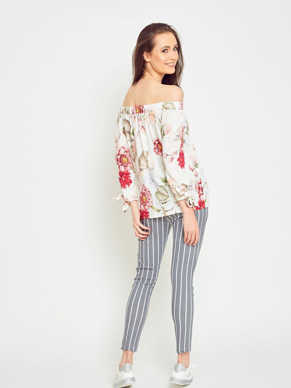 Bluzka w kwiaty z dekoltem carmen biała