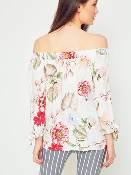 Bluzka w kwiaty z dekoltem carmen biała