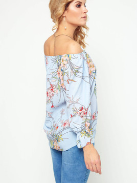 Blękitna bluzka z krepy z kwiatowym nadrukiem
