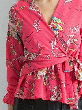 Różowa bluzka z kwiatowej krepy wiązana z przodu