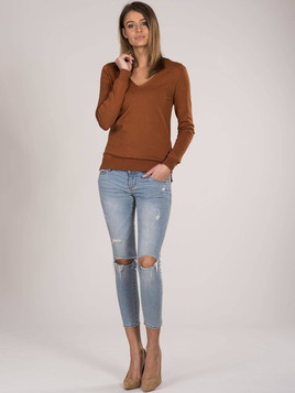 Sweter z dekoltem w serek brązowy