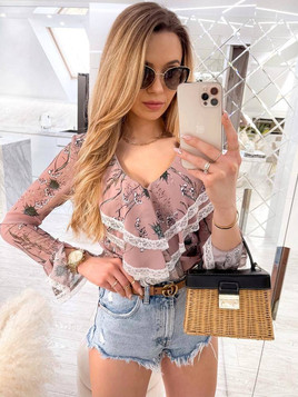 Pudrowa koszula z żabotem koronka roślinny wzór Cocomore