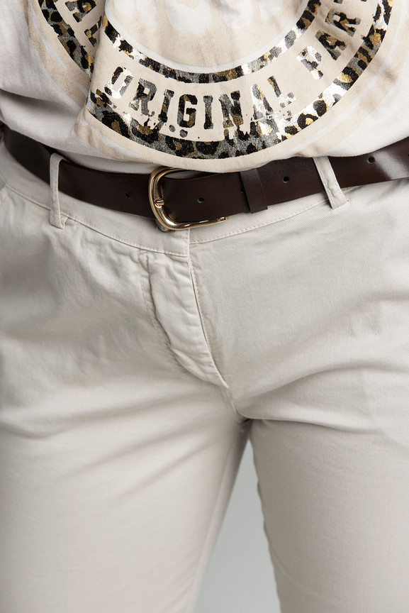 Beżowe spodnie boyfriendy z paskiem