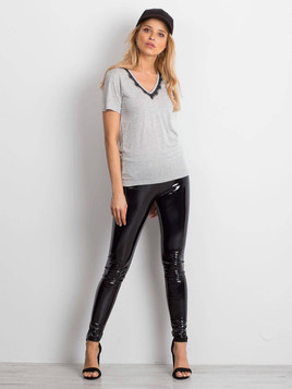 Bluzka z dekoltem w serek zdobiona koronką szara