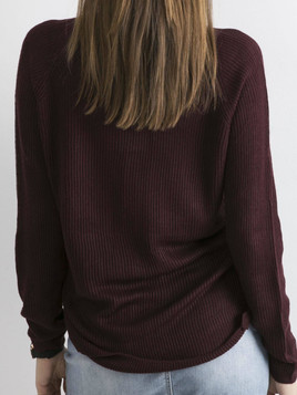 Sweter cienki w prążki śliwkowy