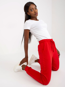 Czerwone spodnie dresowe wiązane w pasie