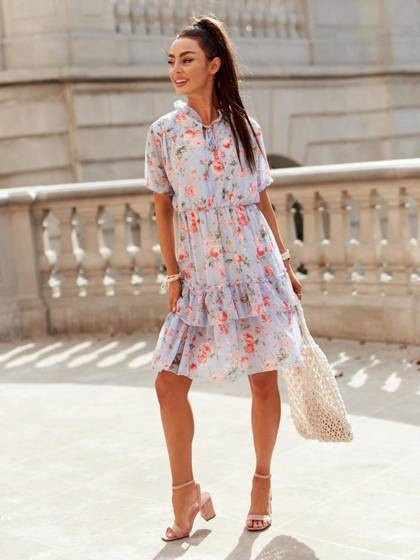 Niebieska sukienka w kwiaty falbany