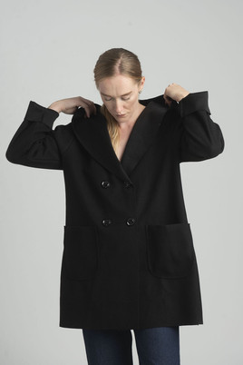 Czarny dwurzędowy płaszcz z kapturem