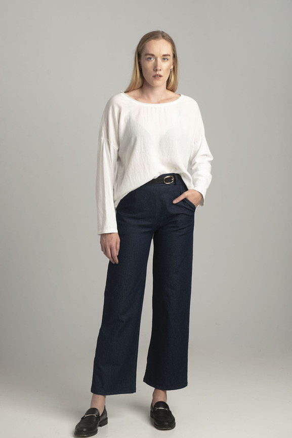 Granatowe jeansy z szerokimi nogawkami