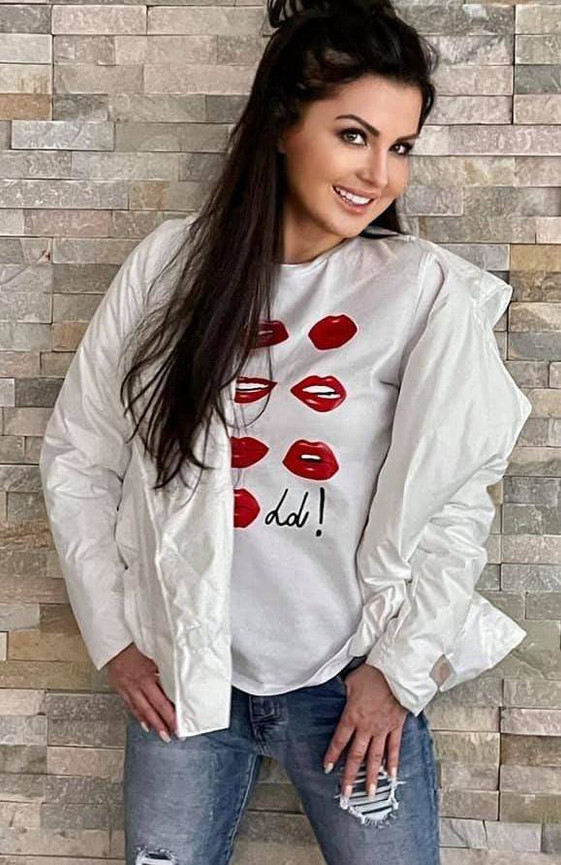 Biała bluzka z nadrukiem Love okrągły dekolt By o la la