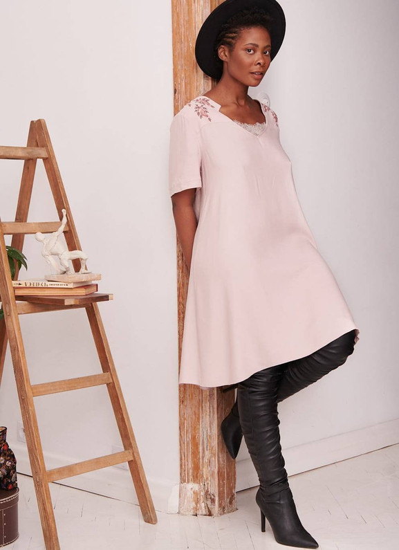 Różowa sukienka z haftem Blue Shadow