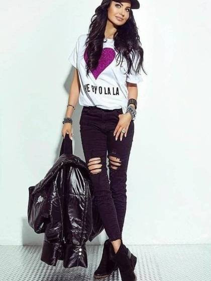 Czarne jeansy klasyczne z licznymi przetarciami By o la la