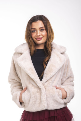 Jasnobeżowe krótkie futerko z wiskozy