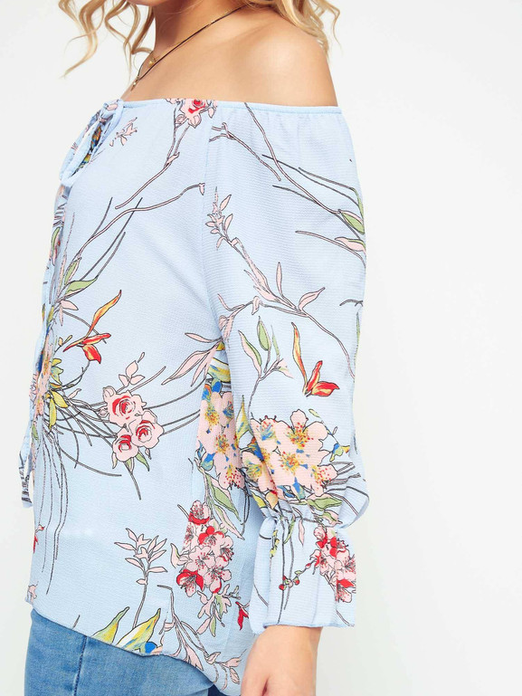 Blękitna bluzka z krepy z kwiatowym nadrukiem