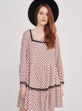 Różowa sukienka w groszki z dekoltem caro Blue Shadow