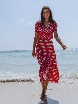 Czerwona sukienka maxi groszki kopertowy dekolt Yups