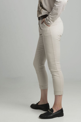 Beżowe spodnie boyfriendy z paskiem